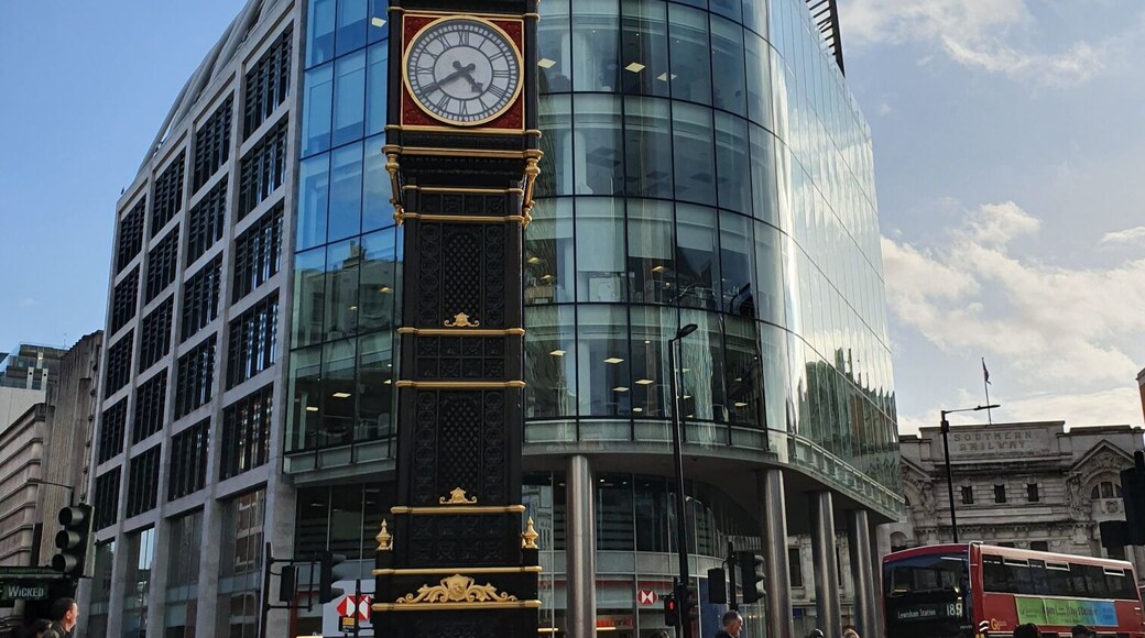 How can't you admire this picture. Standing tall amidst the busy street is this Little Ben clock. I must admit , I stopped and looked at this clock with admiration.