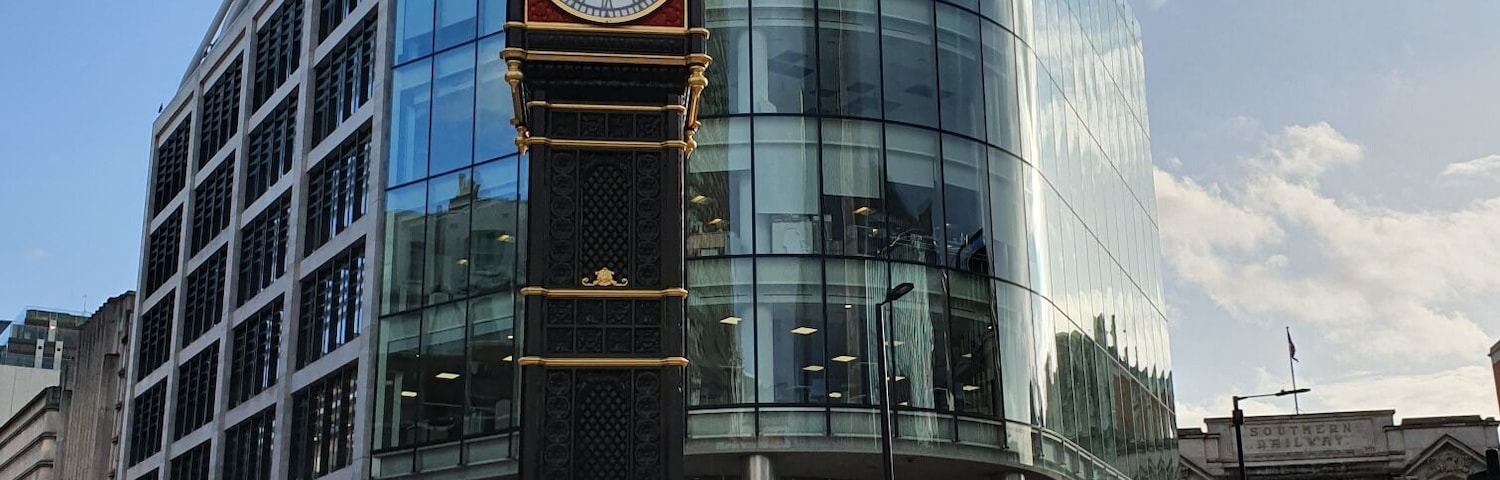 How can't you admire this picture. Standing tall amidst the busy street is this Little Ben clock. I must admit , I stopped and looked at this clock with admiration.