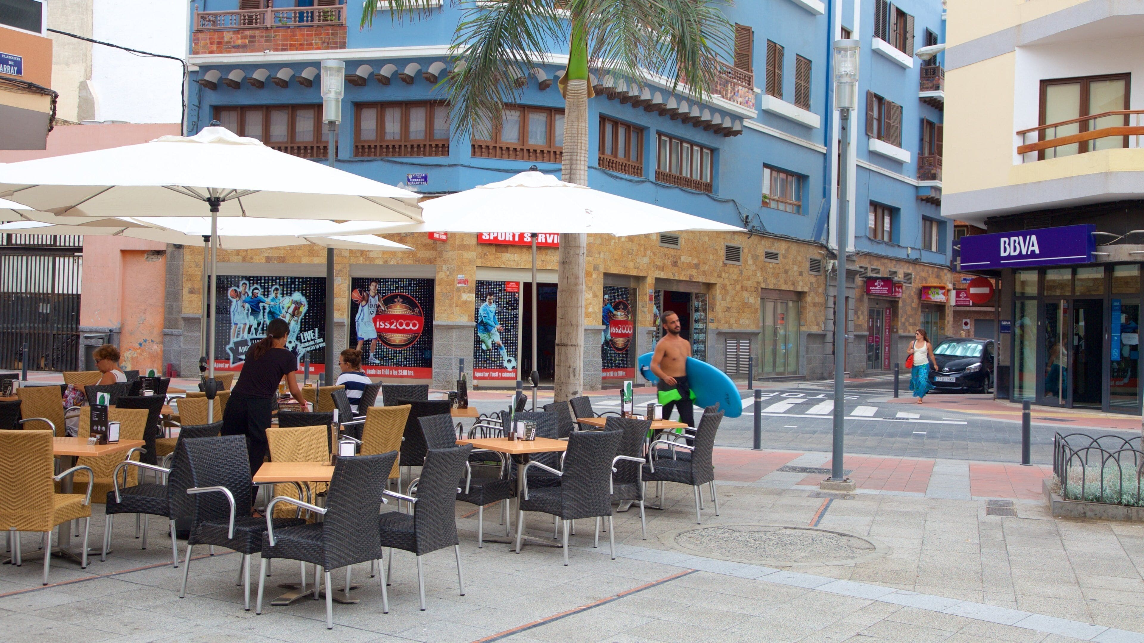 Las Palmas de Gran Canaria which includes outdoor eating and a city
