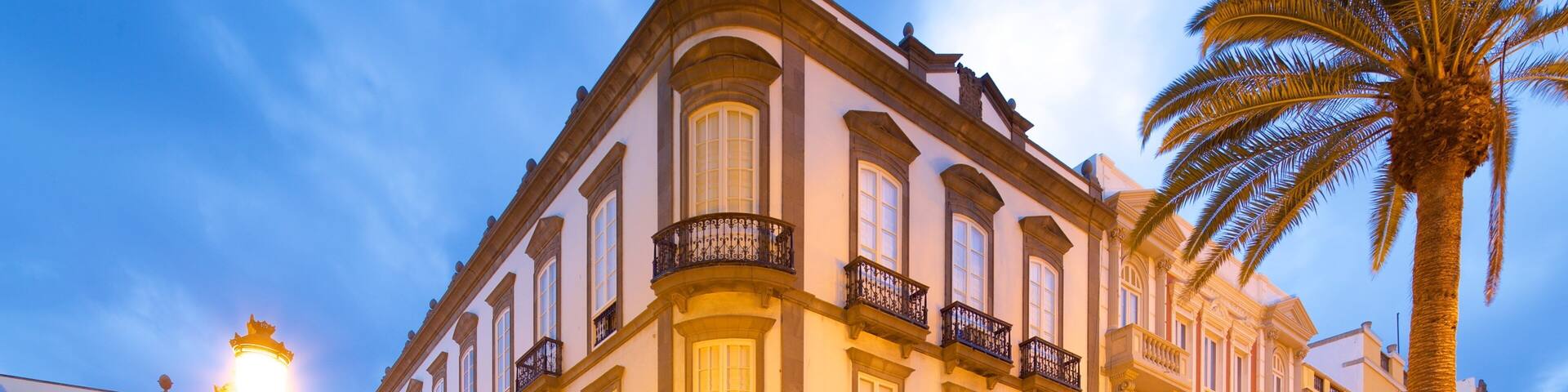 Las Palmas de Gran Canaria mostrando arquitetura de patrimônio e cenas noturnas