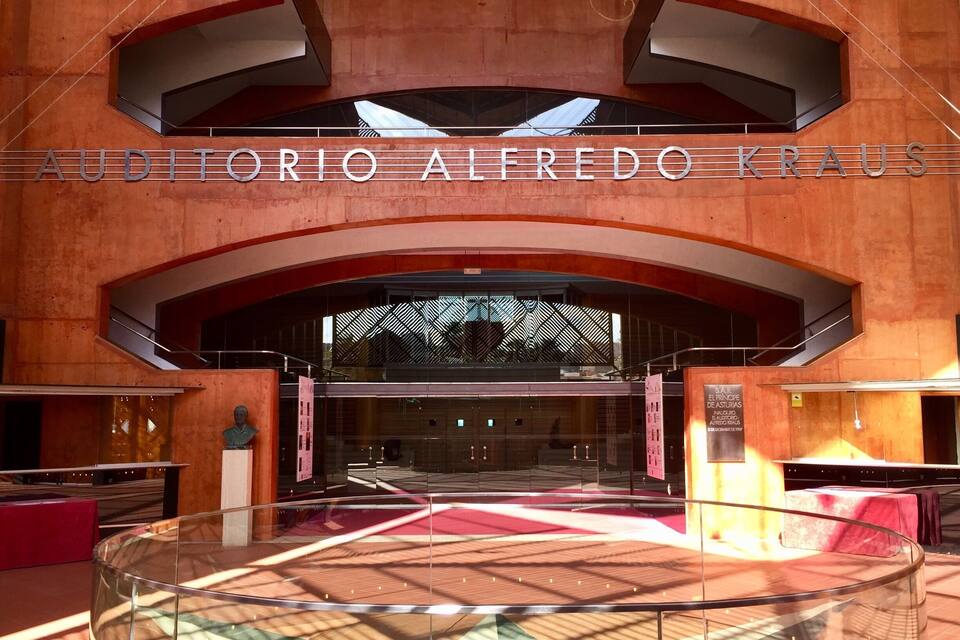 The interior of a modern building with a prominent sign reading "AUDITORIO ALFREDO KRAUS".