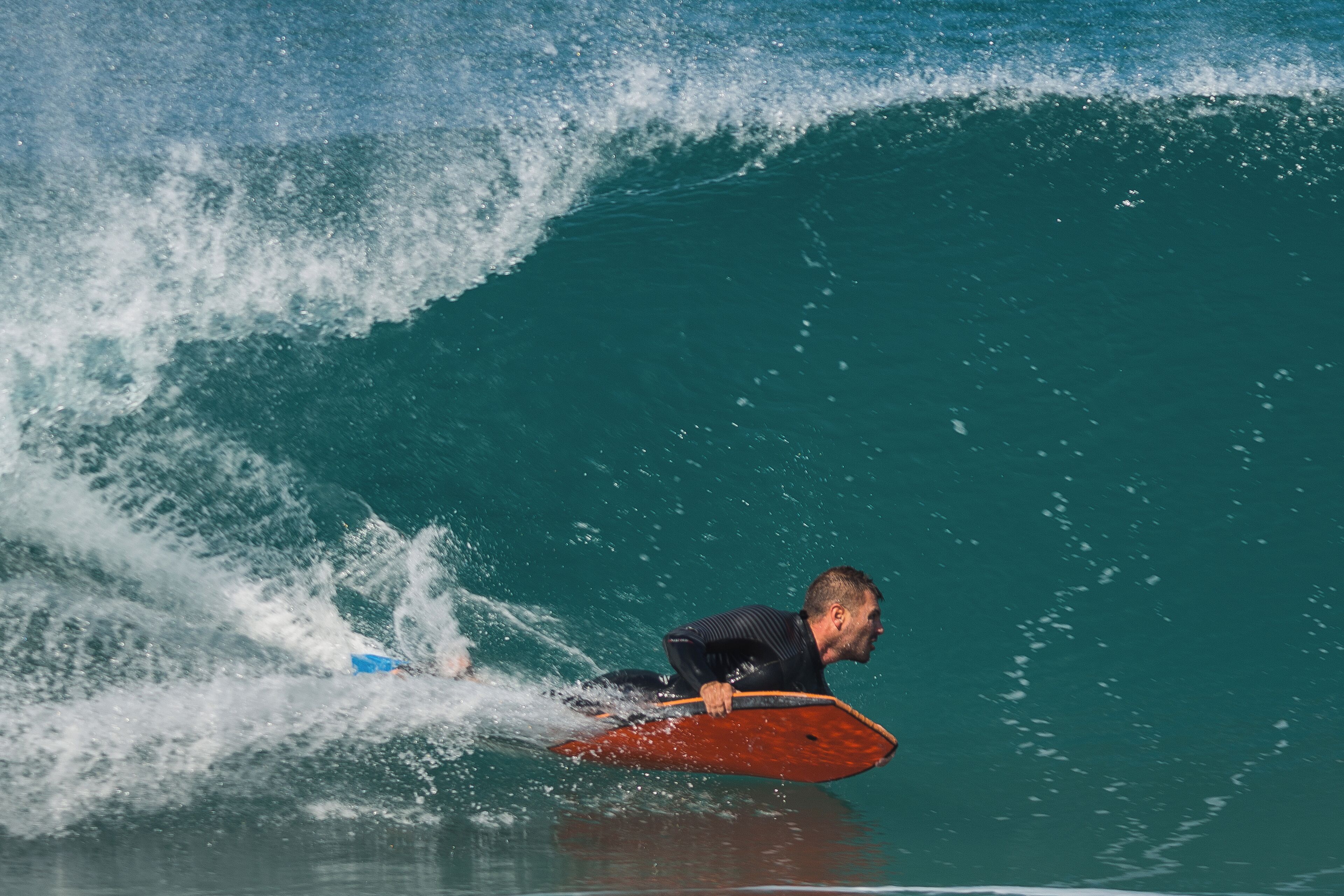Ein Surfer reitet auf einer hohen Welle.
