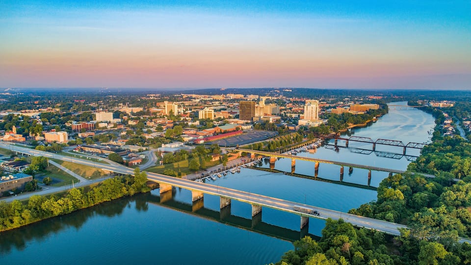 Ein Fluss mit Brücken, eine Stadtansicht und ein Sonnenuntergang.