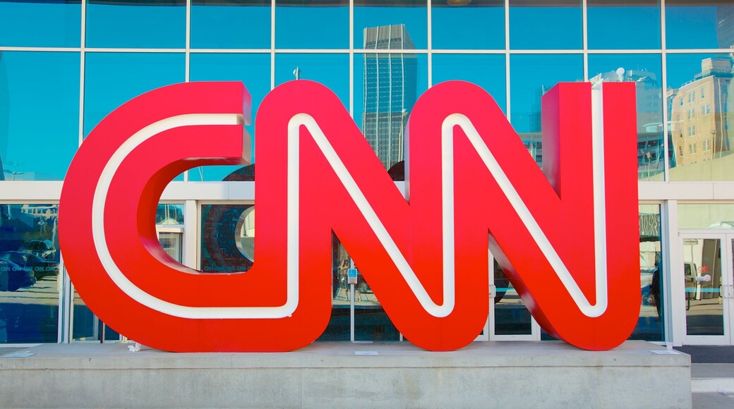 CNN Center qui includes ville, signalisation et quartier d\'affaires