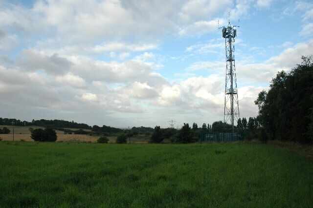 View from a field near Rainhill. This is a view looking south west from SJ 504 897. To the right of picture is a radio mast. What should have been the subject of this picture was a sewage farm and should be centre of picture. It's either very well hidden by trees and bushes or it no longer exists although there is something visible on the aerial map at multimap so I think further investigation is in order...