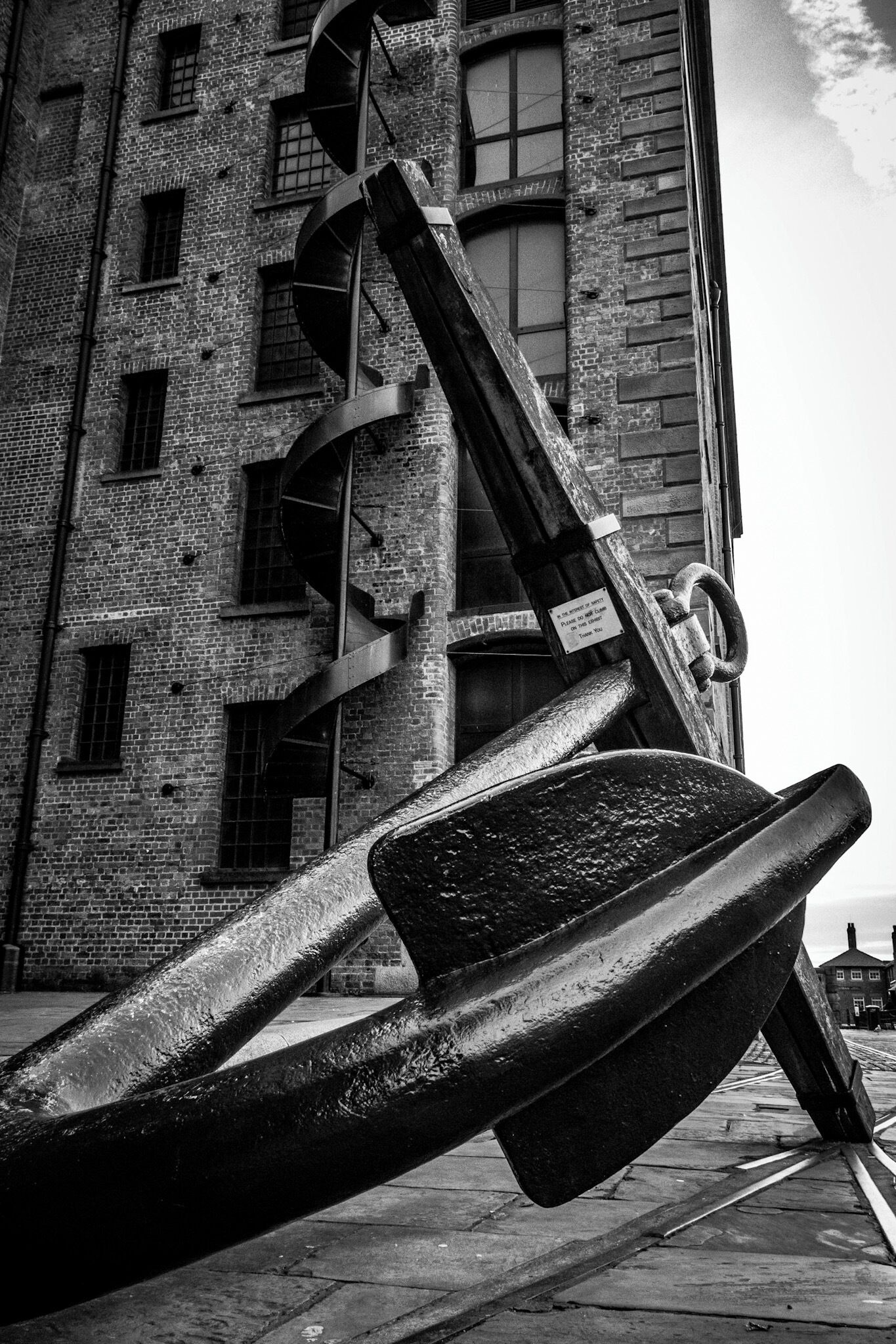 Can you imagine how big the ship was for this massive anchor sits in front of the Merseyside Maritime Museum?
#trovember #Liverpool #England #albertdocks #UK