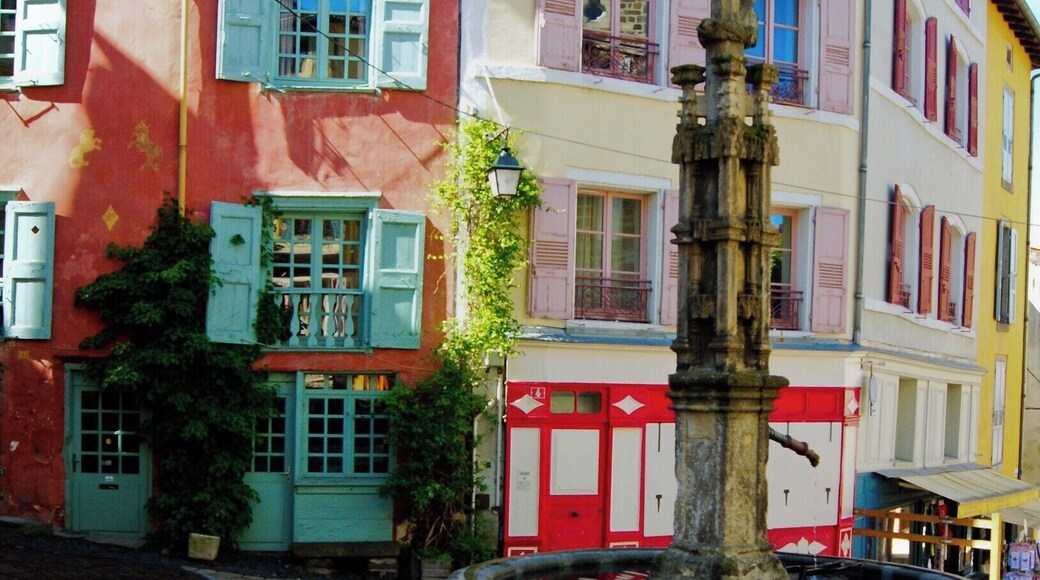 Petite place en dessous de la cathédrale du Puy.
