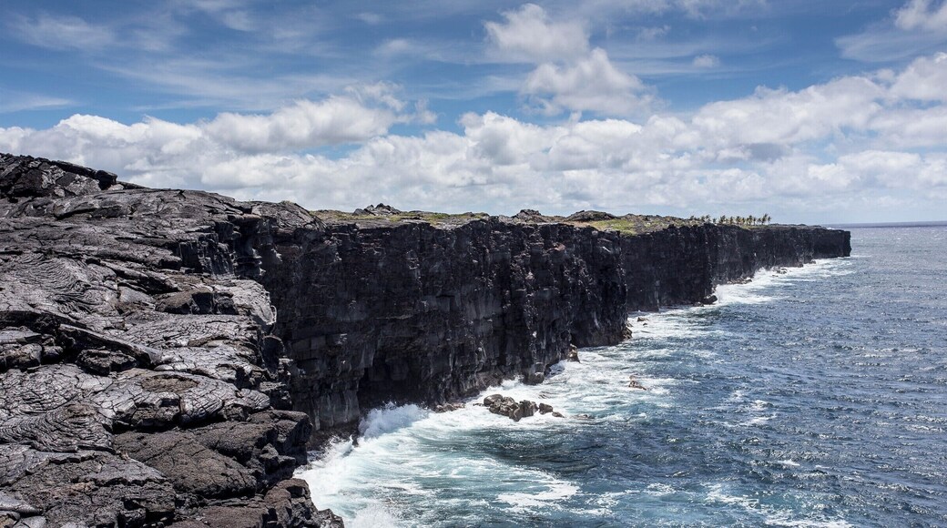 Volcanic cliffs near Holei Sea Arch in Volcanoes National Park.
#lifeatexpedia