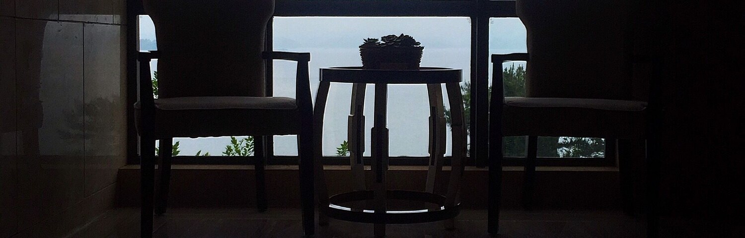 There is a mist on the lake,and door bell rings not far,island breeze is slinking through the unlocked window,ancient furnitures stand sliently…… Dumbfounded!