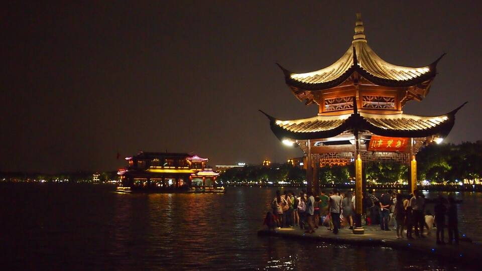 Strolling around the West Lake at night. Hangzhou's West Lake is considered one of the most romantic places in the whole of China!