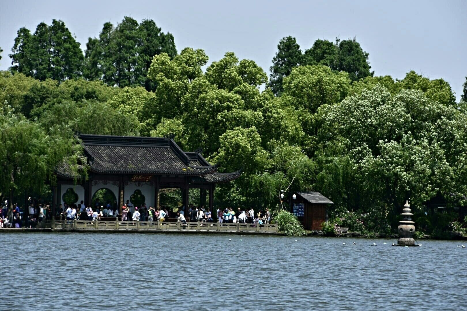 The lanterns in the water near this artificial island in the West Lake of Hangzhou are featuring on the one yuan bill of China. #blue