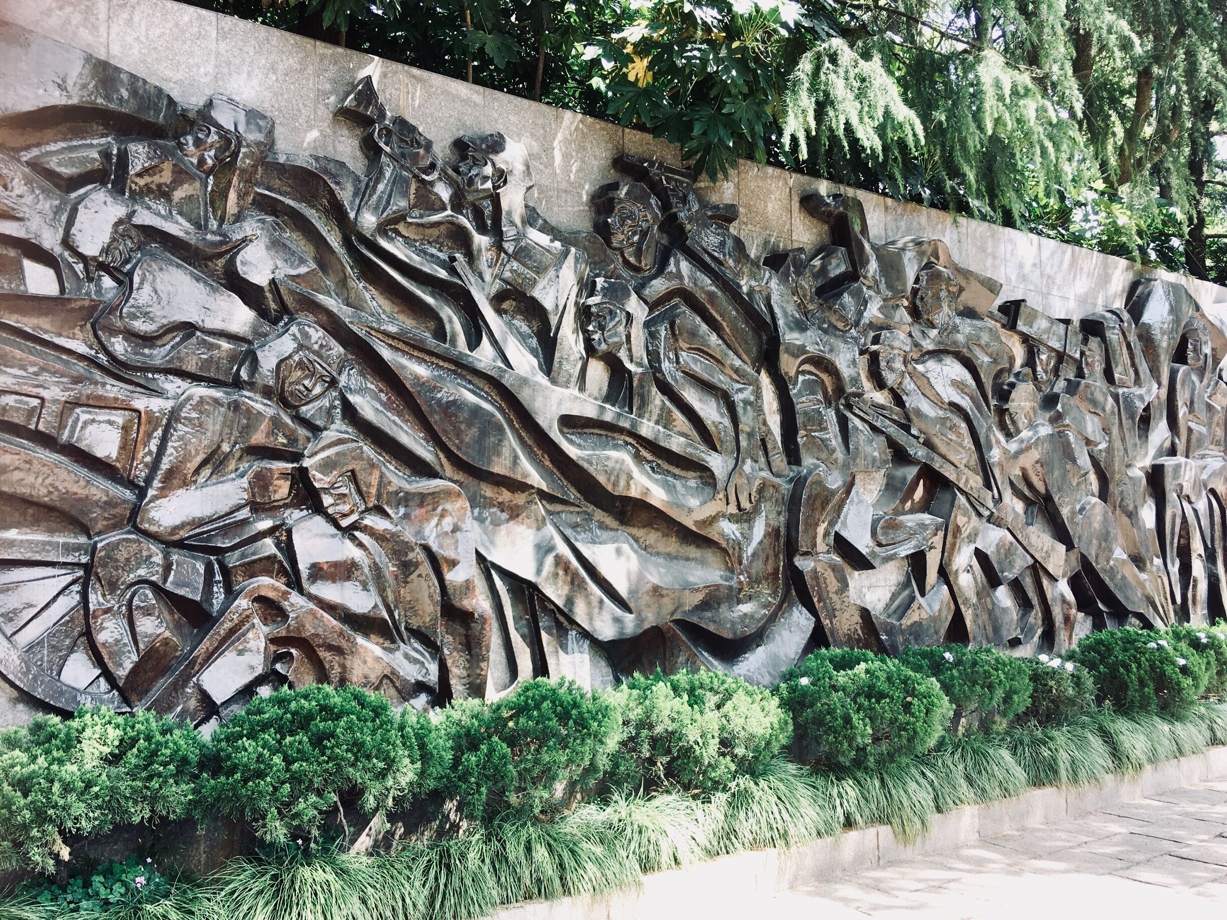 This wall, in Hangzhou, depicts the many killed in the wars#details