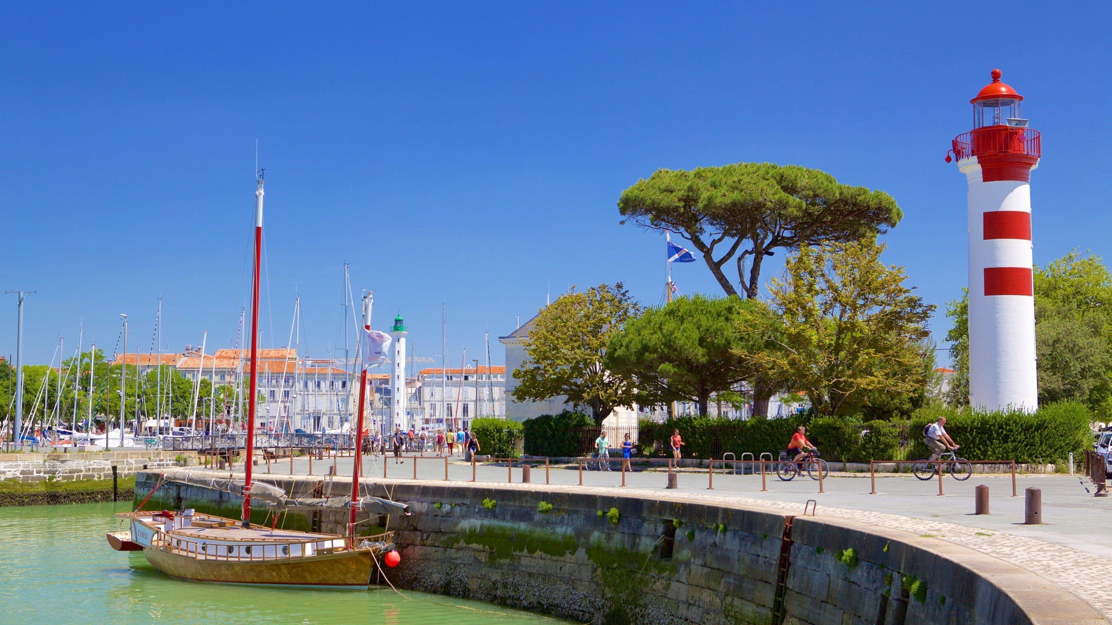 La Rochelle featuring a bay or harbour