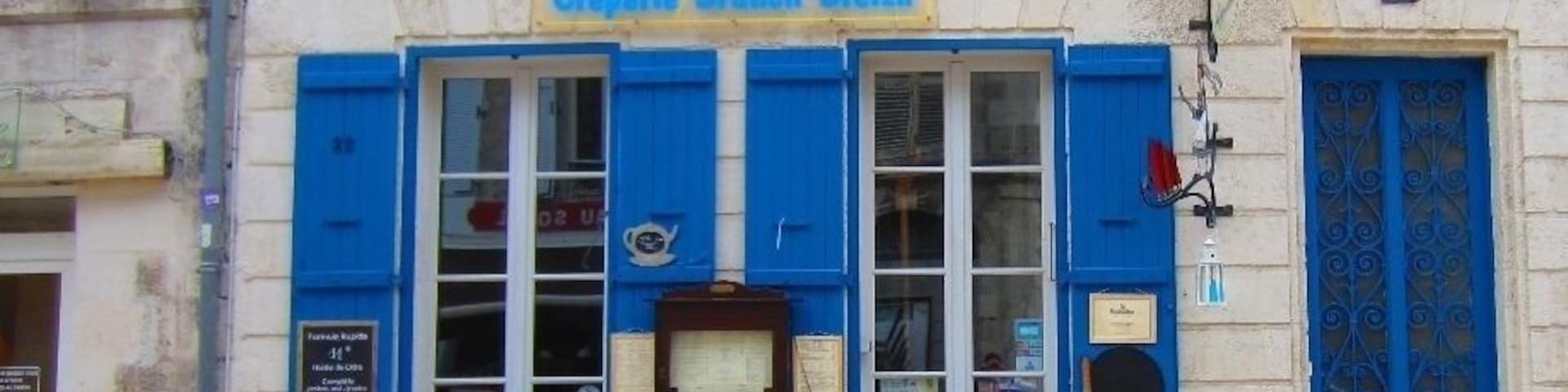 Looking to escape Paris? Yeah, me too!
La Rochelle is the perfect, small town, getaway. Just a half days journey from the City of Lights and you'll be in this quaint blissful village, surrounded by yachts and great seafood.
La Rochelle is a tiny port city on the Bay of Biscay off the Atlantic Ocean. It was once a coastal fortress and still has 3 towers surrounding the port that you can tour.