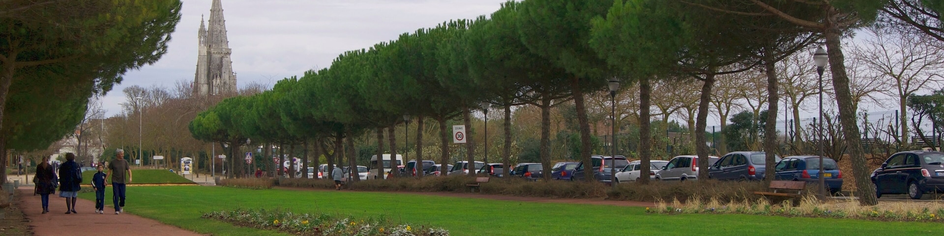 La Tour de la Lanterne, vue de l'avenue du Mail, à La Rochelle (Charente-Maritime)