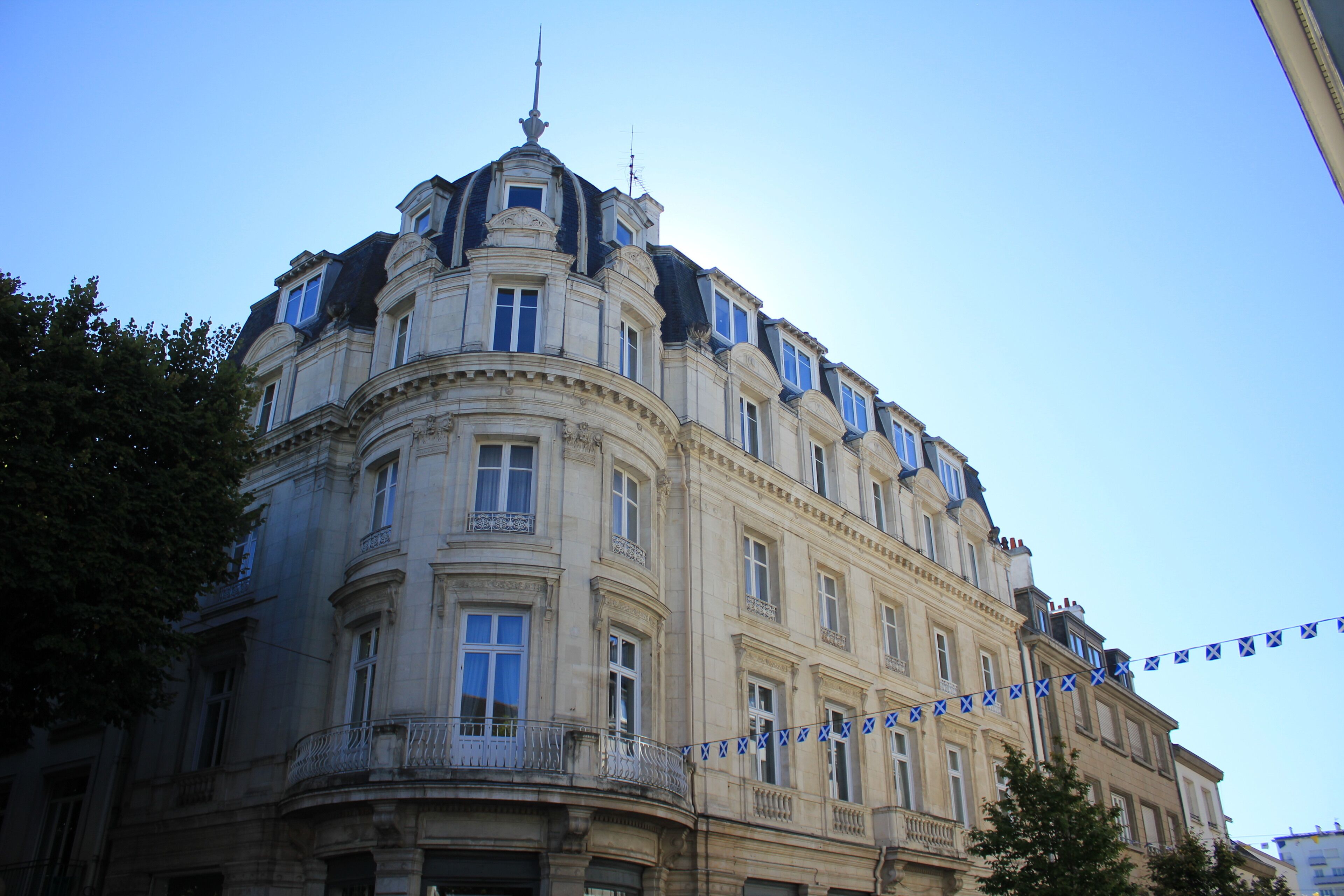 Immeuble du 22, cours de la Bôve à Lorient. Construit dans un style haussmannien à la fin du XIXè, il est protégé par la municipalité au titre de l’article L123-1-5 7 ° du Code de l’urbanisme