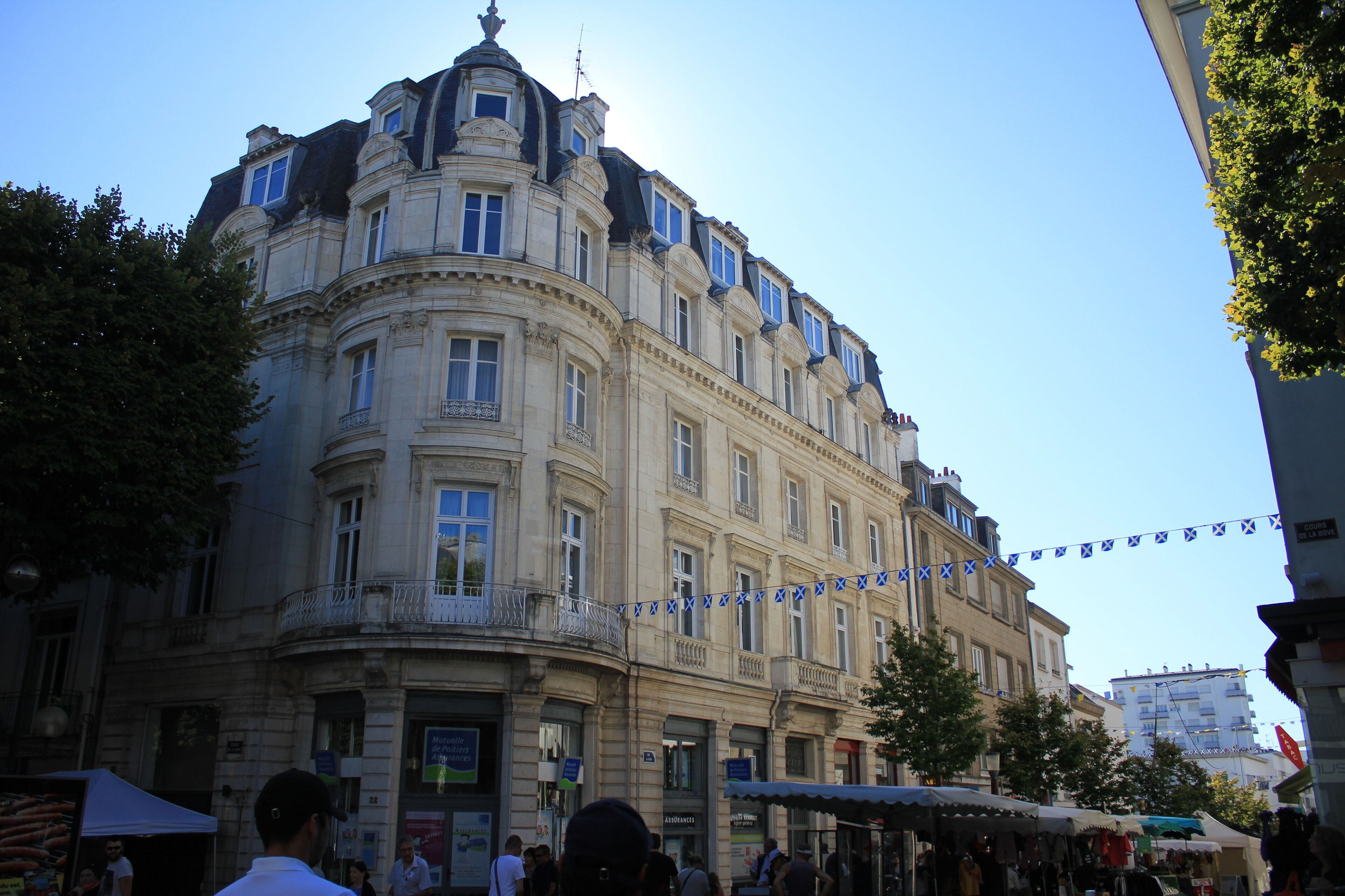 Immeuble du 22, cours de la Bôve à Lorient. Construit dans un style haussmannien à la fin du XIXè, il est protégé par la municipalité au titre de l’article L123-1-5 7 ° du Code de l’urbanisme