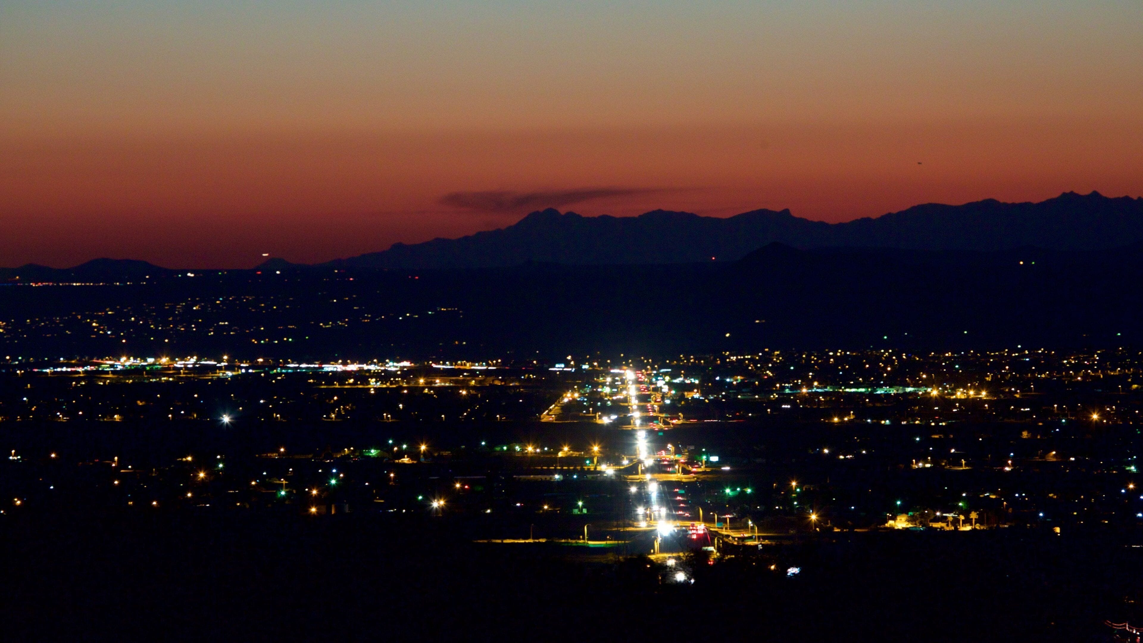 Las Cruces das einen Sonnenuntergang und Stadt