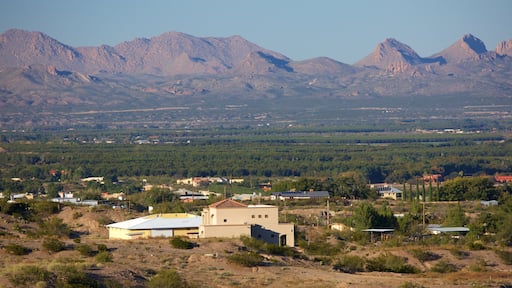 Las Cruces ofreciendo montañas, granja y vista panorámica