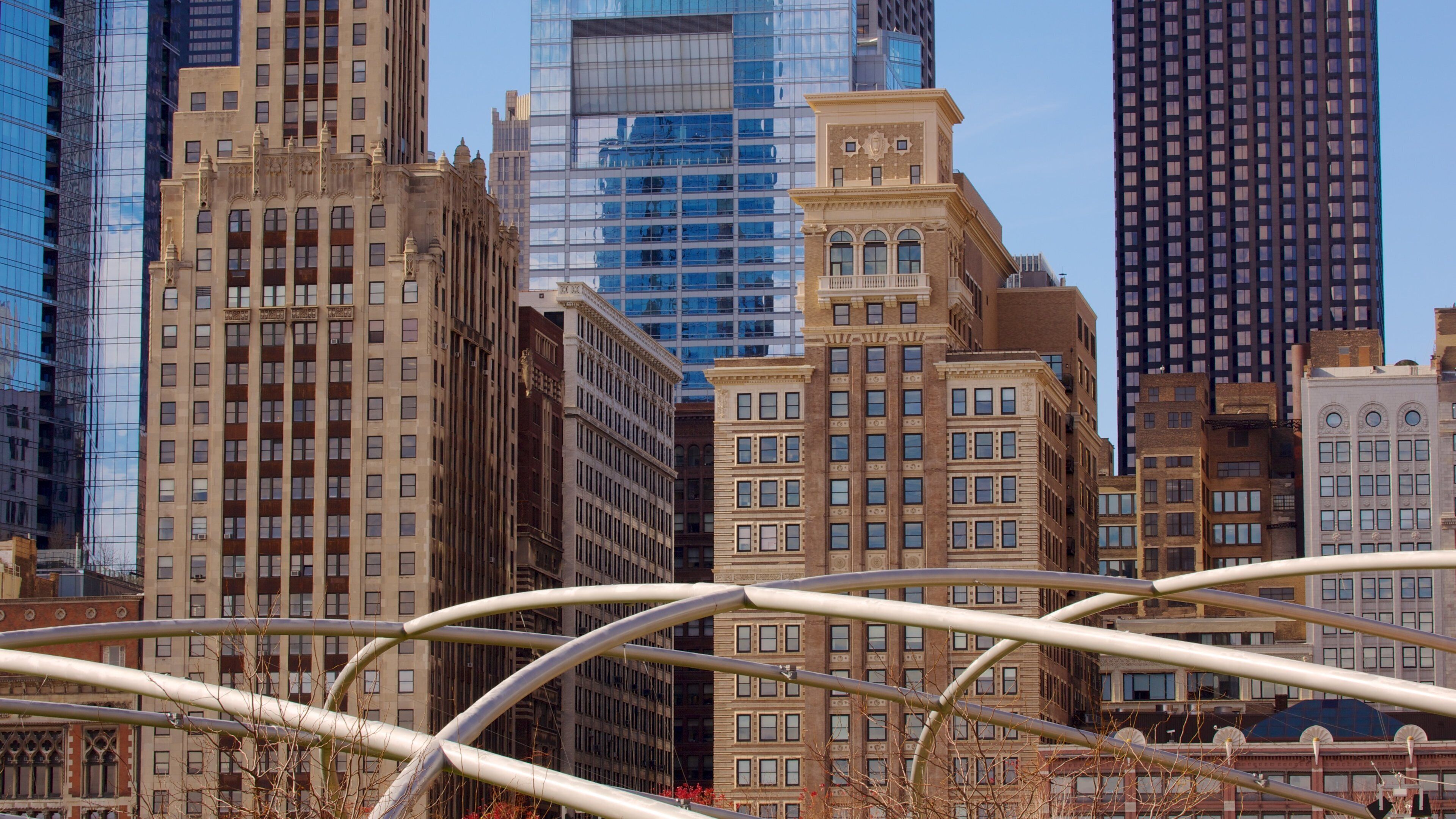 Millennium Park mostrando un edificio de gran altura, vistas a la ciudad y una ciudad
