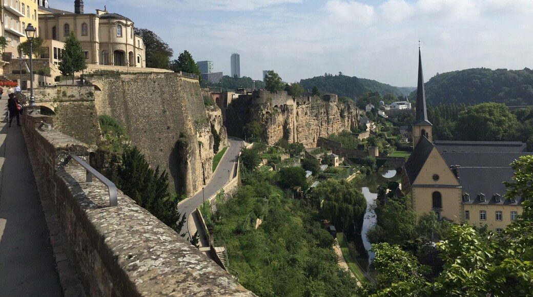 A view towards the casemattes du Bock. On the right the "Grund". On the left the upper "haute ville". In the far distance the tall building of the European Court of Justice.