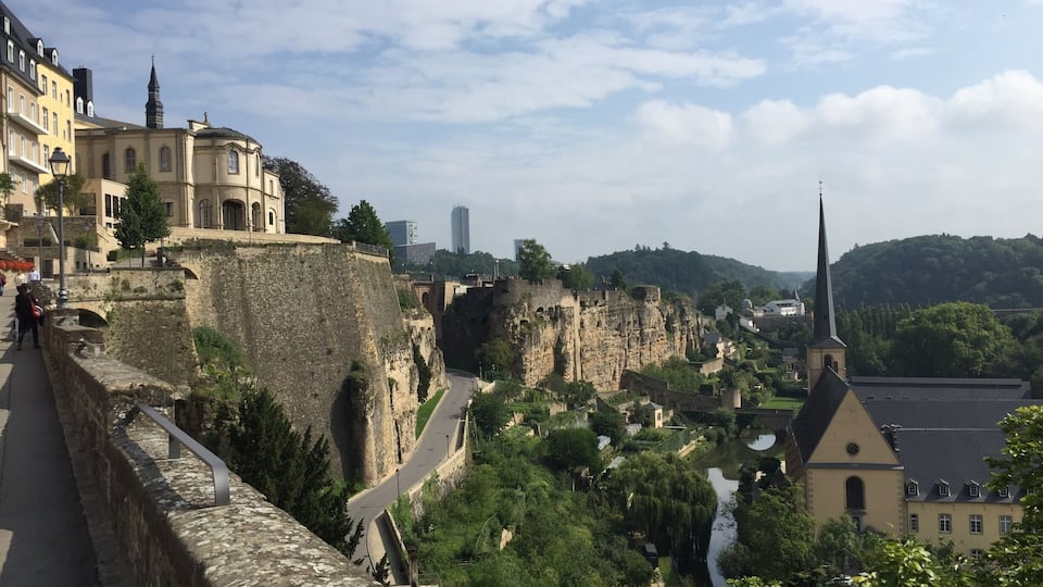 A view towards the casemattes du Bock. On the right the "Grund". On the left the upper "haute ville". In the far distance the tall building of the European Court of Justice.