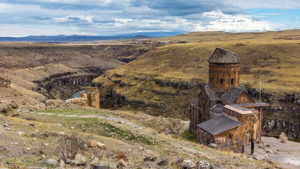 Very characterful place close turkey-armenian border. Ani was originally armenian town, which is now located in turkey area. Nowadays there are many remains from old times.
#turkey #ani #armenia #architecture
