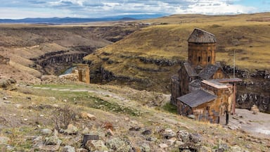 Very characterful place close turkey-armenian border. Ani was originally armenian town, which is now located in turkey area. Nowadays there are many remains from old times.
#turkey #ani #armenia #architecture