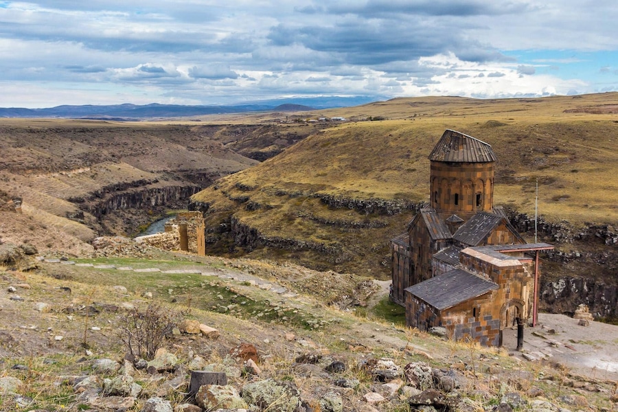 Very characterful place close turkey-armenian border. Ani was originally armenian town, which is now located in turkey area. Nowadays there are many remains from old times.
#turkey #ani #armenia #architecture