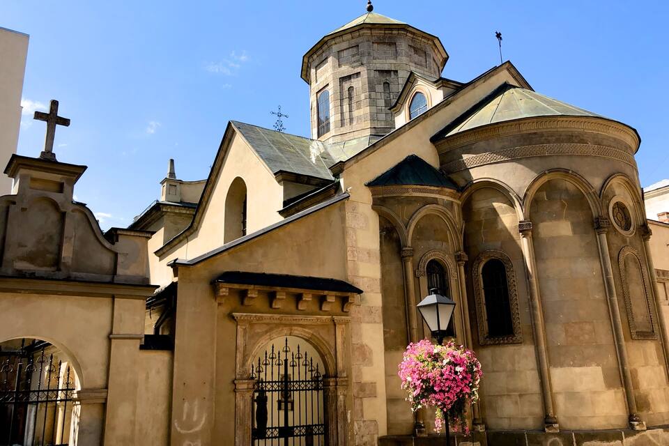 Una chiesa storica con un campanile e un ampio ingresso ad arco.