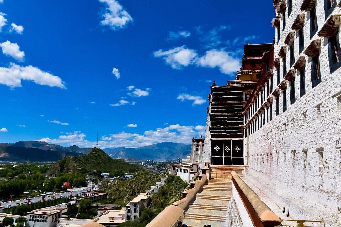 The highest palace in the world ——  the #PotalaPalace in Lhasa of Tibet,China.

 https://twitter.com/Beautifulgx  
