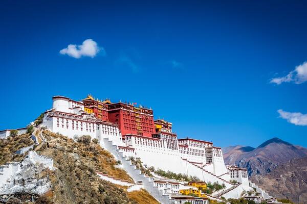 This is the spot where the 50 Yuan Note has the exact same image. At the main road in front of the palace, walk to the left hand side facing the palace and you will find a walkway and stairs that lead up to this viewpoint. A truly spectacular sight. #GreatOutdoors