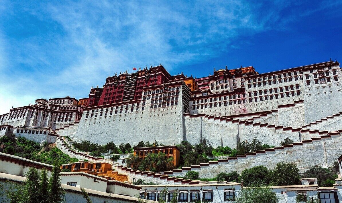 The highest palace in the world ——  the #PotalaPalace in Lhasa of Tibet,China.

 https://twitter.com/Beautifulgx  