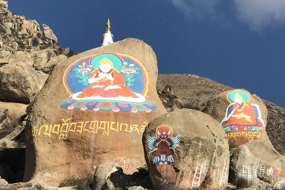 Grandes rocas con pinturas religiosas y textos conmemorativos.