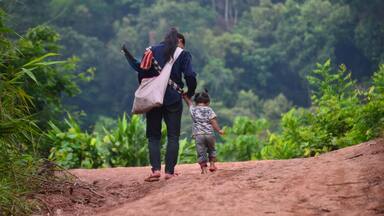 ラオス北部のルアンナムター 山道を歩く少数民族の親子