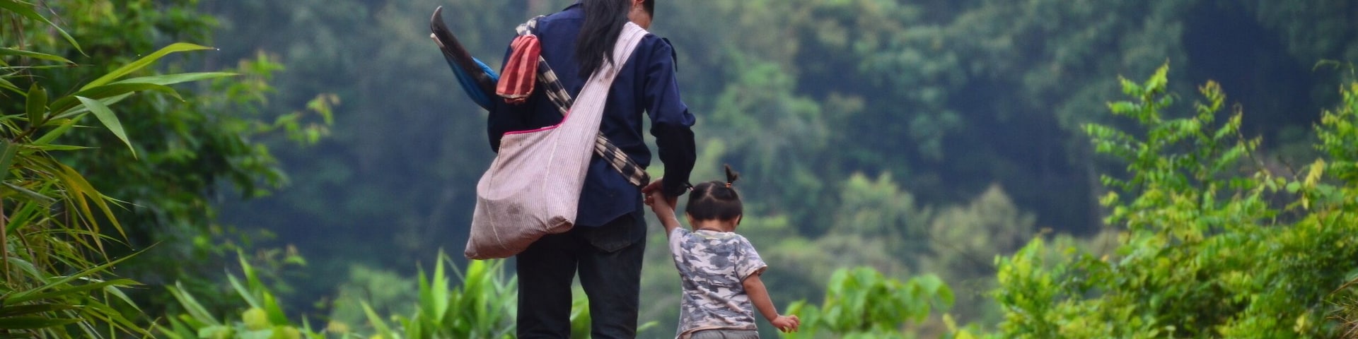 ラオス北部のルアンナムター 山道を歩く少数民族の親子