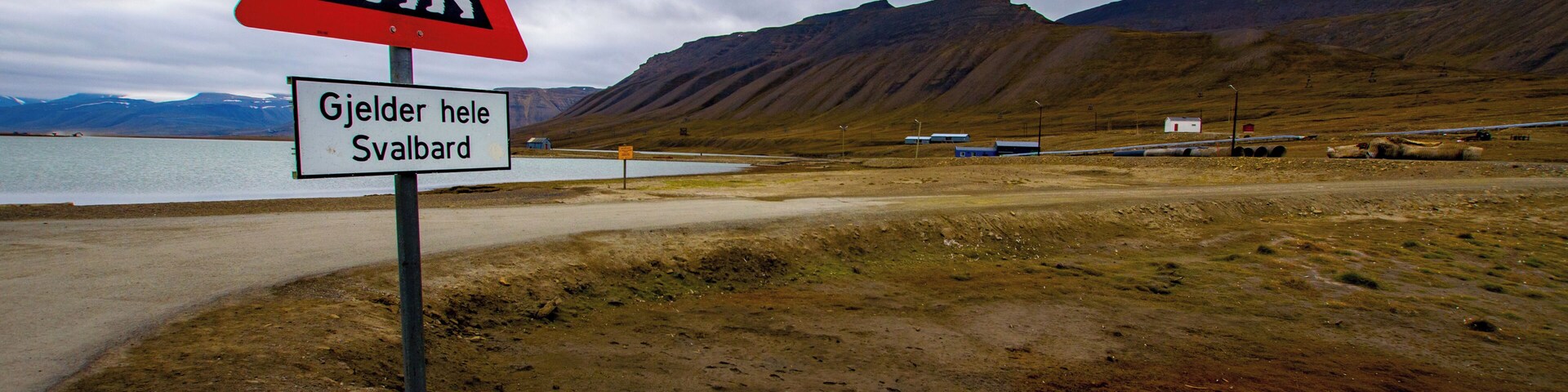 Beware of Polar Bears. Don't pass here without protection.