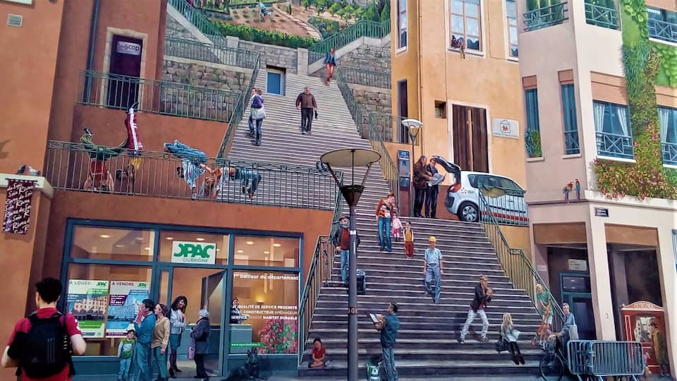 Breathtaking Fresco covering the walls of some buildings, dedicated to a neighborhood of silk workers who rebelled against working conditions in the 1800s.
#LifeatExpedia #Lyon #France #Fresco #Mural #TroveonTuesday #History