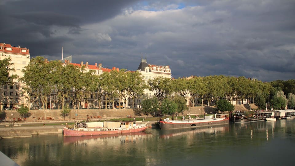 At the bank of the Rhone River there are a lot of cool restaurants or bars within/on top of anchored ships.