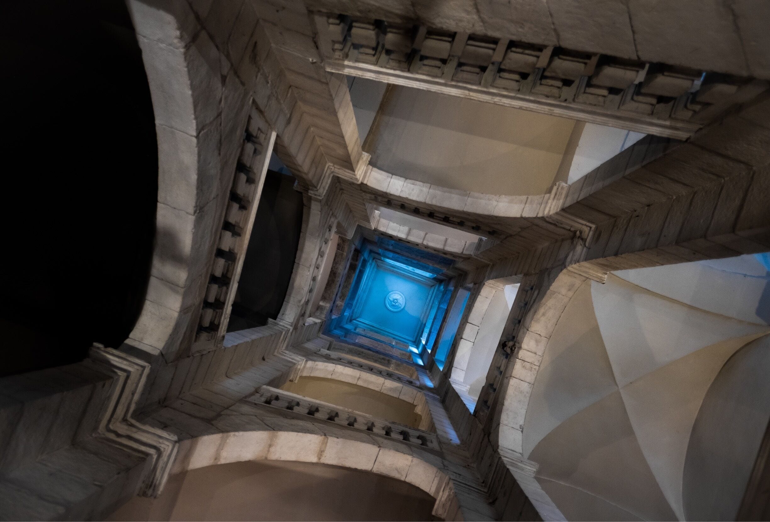 Don’t miss the Escalier des Feuillants, on of the most beautiful old staircases in Lyon, created by Claude Perret and Francois Girardon between 1662 and 1664. It’s located at 5, rue des Petits Feuillants (if the door is closed when you arrive, push really hard to open it).  It’s initial purpose was double: allowing access to the monastery and to the bell tower of a now no longer existing church ! #troveontuesday