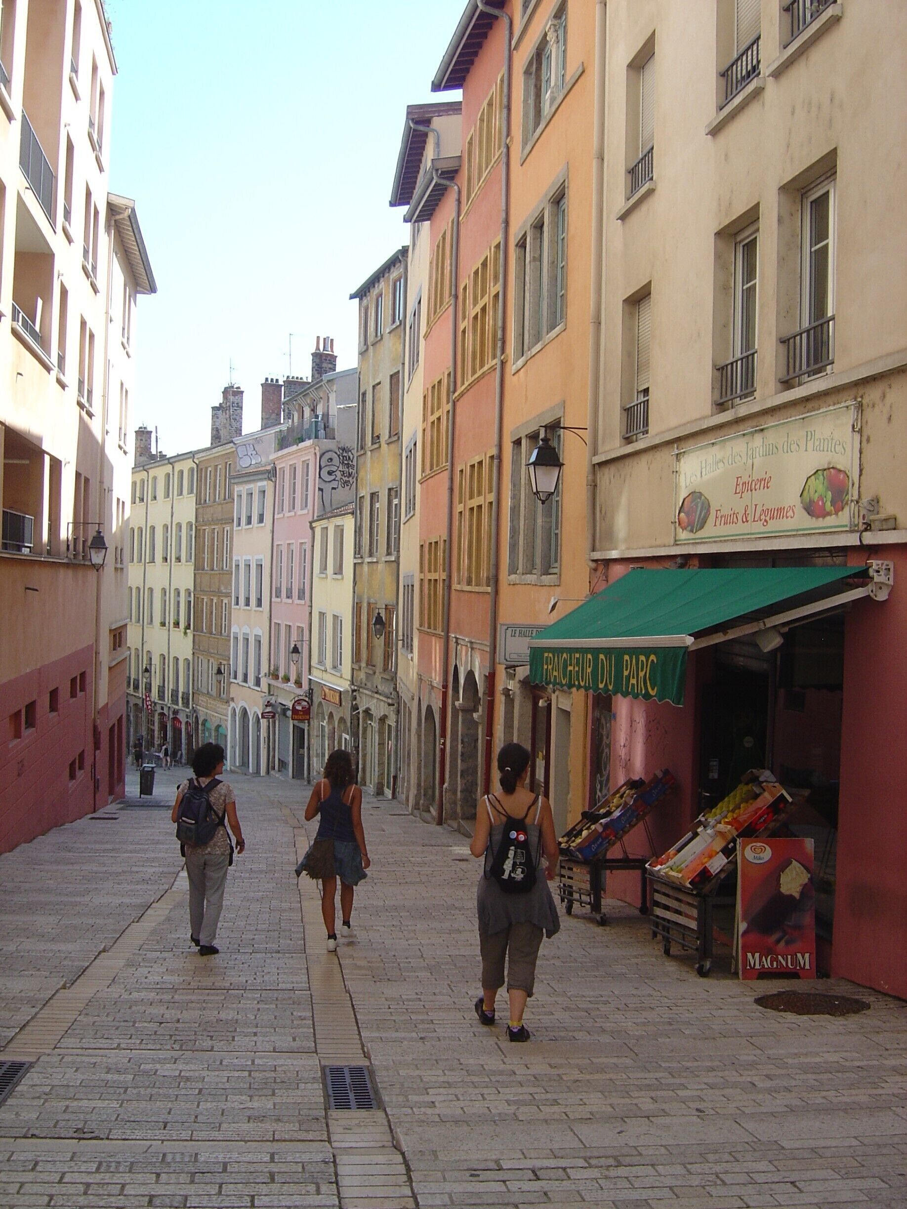 El casco antiguo de Lyon y sus traboules

Vieux Lyon, Lyon medieval y renacentista, es uno de los debe hacer cuando visite la ciudad. Es de fácil acceso, muy bien conservado, muy agradable para pasear, pero me imaginaba mucho más grande que eso. Situado a orillas del río Saona, a los pies del distrito de Fourvière es reconocido Patrimonio de la Humanidad por la UNESCO desde 1998. Nos encontramos con algunos turistas, muchos Lyonnais (estudiantes, especialmente los jóvenes), más de los enchufes (los restaurantes típicos de Lyon), pero también el Guiñol de títeres y callejones misteriosos ... El traboule es una pasarela para peatones que se pueden mover de una calle a otra, pasando por debajo de las casas, a través de cursos y escaleras. Los primeros callejones aparecen en el siglo IV y fueron construidas perpendiculares a la Saona. Hay más de 400 callejuelas de Lyon, incluidos 200 en el distrito del casco antiguo de Lyon. Muchos de estos pasajes oscuros y misteriosos están cerrados o condenado. Sin embargo, una serie de callejones permanecen abiertos al público y que incluso se las arregló para encontrar más por casualidad, sin siquiera mirar. Luego fuimos a la oficina de turismo con el fin de tener un plan, pero no perder ninguna. Pero a medida que la gente tiene un poco de estas idas y venidas constantes, algunos están cerrados, otros están abiertos por la mañana. Por tanto, es recomendable visitar por la mañana y no dude en utilizar el (botón "Servicio") botones de apertura de la puerta. Además de los callejones, el casco antiguo de Lyon es también la Place Bellecour, Place Celestine, Place Bellecour y Hôtel de Ville, sede primada St Jean, La Saona, Ródano, Opera ... Un verdadero museo cielo abierto.