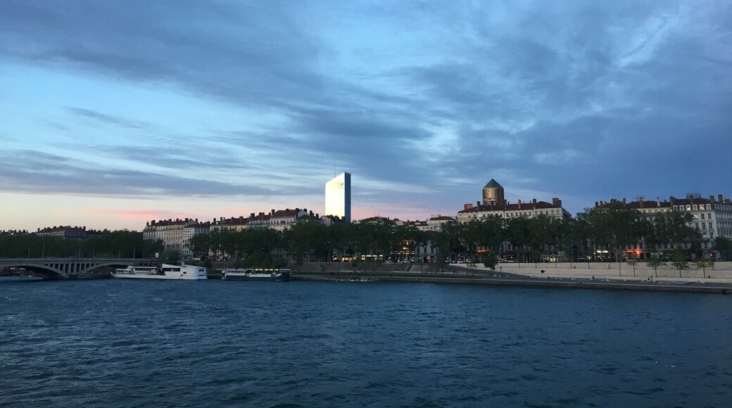 Excellent view of the setting sun on the 2 iconic « Gratte Ciel » in downtown LYON #lifeatexpedia #lyon #spring