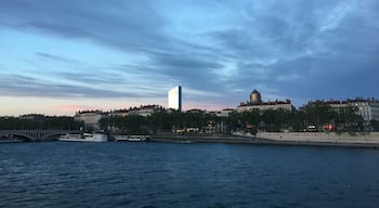 Excellent view of the setting sun on the 2 iconic « Gratte Ciel » in downtown LYON #lifeatexpedia #lyon #spring