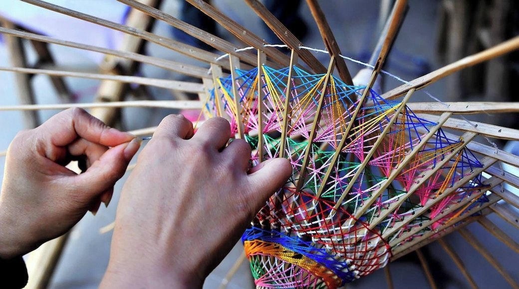 The famous Sichuan Oil-paper Umbrella has a history of more than 400 years,listed as"national-level non-material cultural heritage"in 2008.
https://twitter.com/Beautifulgx