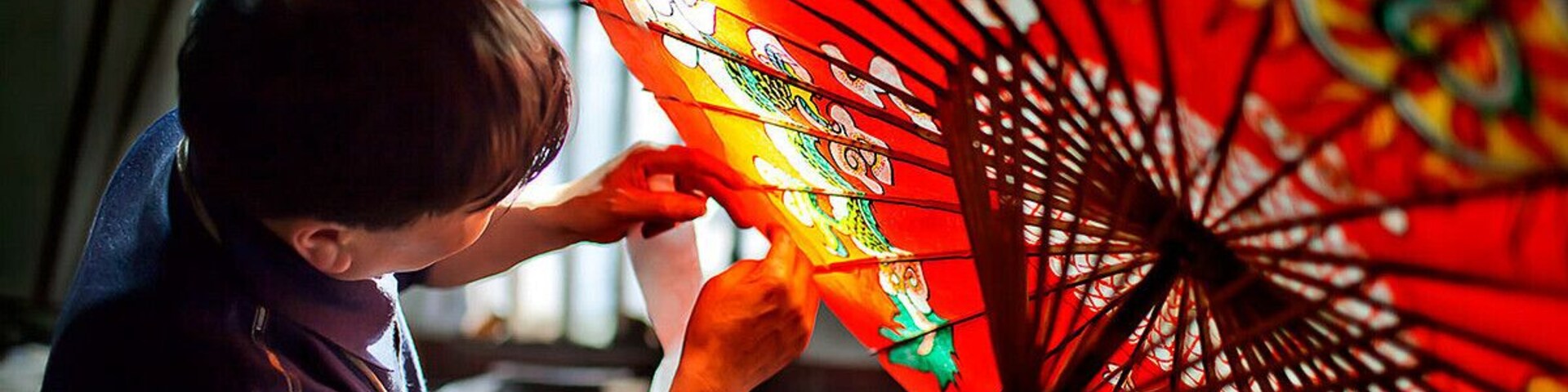 Oilpaper Umbrella was listed as“national-level non-material cultural heritage” in 2008 for its hundreds-year-old traditional craft of oilpaper umbrella.
https://twitter.com/Beautifulgx