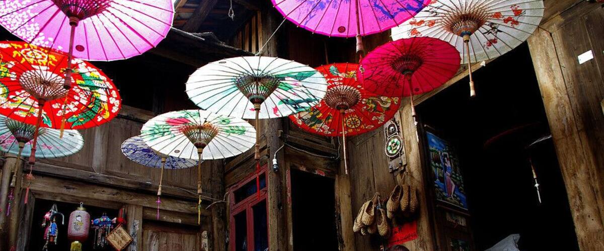 The manufacture of #Sichuan Fenshui Oilpaper Umbrella keeps the traditional handicrafts and has no employment of modern machines in procedures ranging from bamboo processing for umbrella bone, umbrella bone fastening, paper-cutting, lithography, paperhanging, baking and oil painting.
https://twitter.com/Beautifulgx
