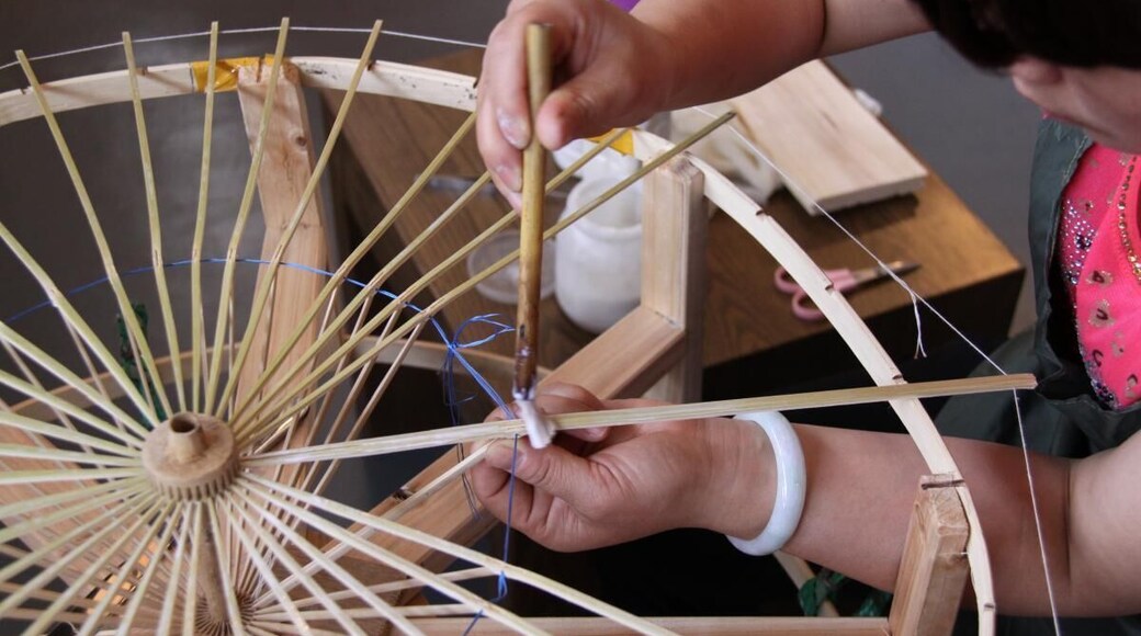 The famous Sichuan Oil-paper Umbrella has a history of more than 400 years,listed as"national-level non-material cultural heritage"in 2008.
https://twitter.com/Beautifulgx