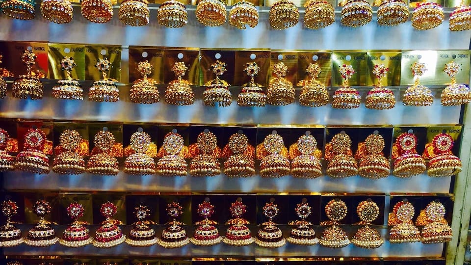 Pondy bazar the quintessential place to shop for anything and everything in Chennai! Clothes, housewares, cosmetic jewellery, shoes, toys, vegetables, fruits, restaurants, flowers...well, just about anything! This was beautiful jewellery sold by a roadside hawker!!!!