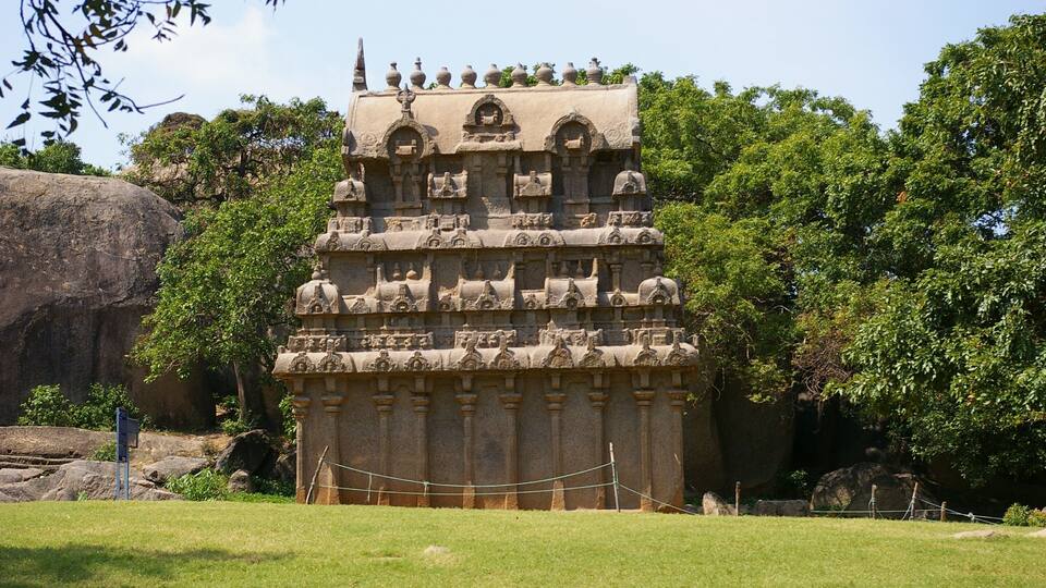 The temples in India have such fascinating architecture and history. During our trip to India we were i. The southern part of the country. We can't wait to go back and explore northern India.
#travel #photography #temple #india #explore #history #architecture