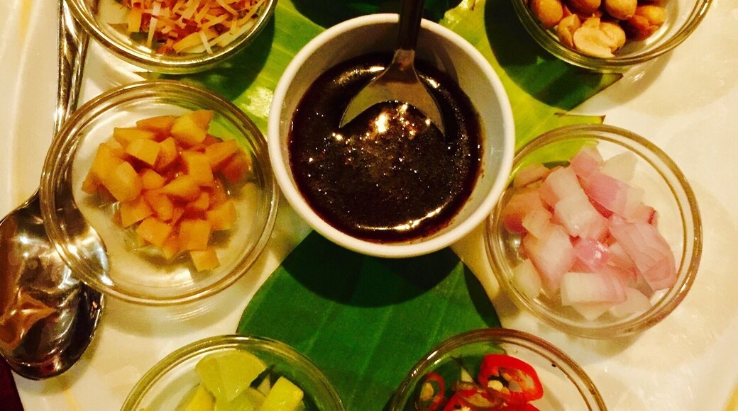 Benjarong Thai Cuisine serves fine Thai dishes for lunch and dinner. This is part of their pre-appetizer. They serve baby spinach leaves with an assortment of ginger, dried coconut, peppers, diced shallots, peanuts, lemon and sweet tamarind chutney. You sort of slather the leaf with the sweet chutney, sprinkle the other ingredients based on taste, fold and eat it sort of you would do a Paan!!! Delish!!!!!
#FoodieFinds